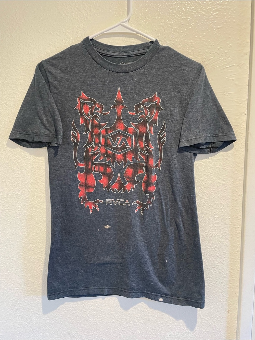 RVCA VA Crest Red Black Buffalo Plaid Graphic Tee Gray Short Sleeve Shirt S